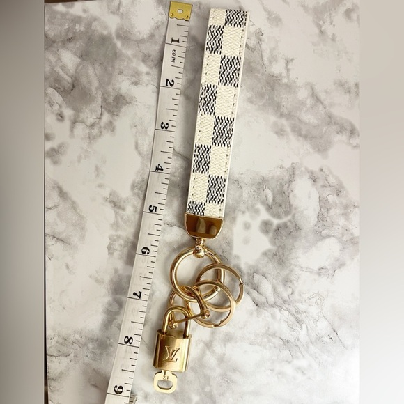 LOUIS VUITTON PadLock & Key #312 with White Checkered Unbranded Key Holder - Picture 7 of 8